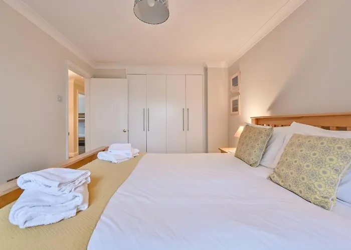 Spacious Sandbanks Apartment Near Beach And Bars With Free Parking