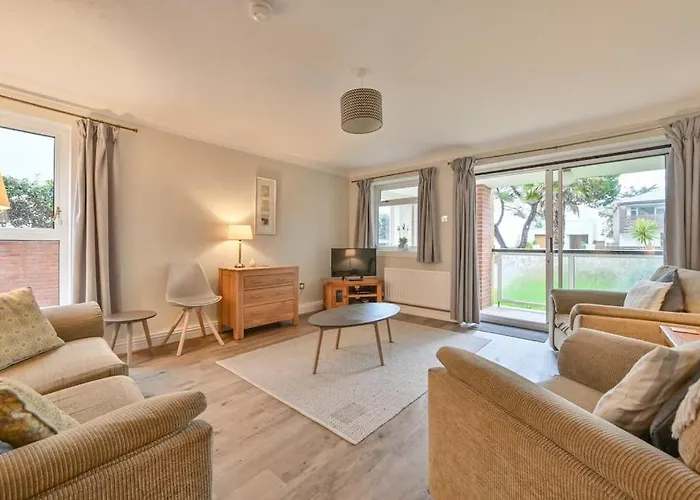 Spacious Sandbanks Apartment Near Beach And Bars With Free Parking
