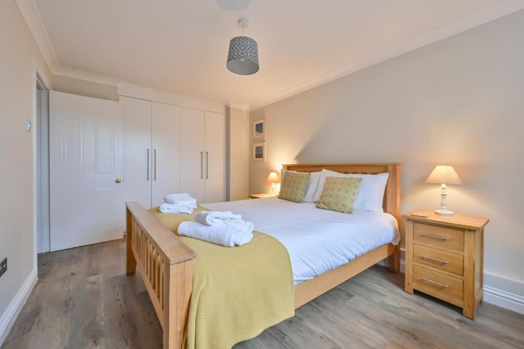 Apartment Spacious Sandbanks Near And Bars With Free Parking *