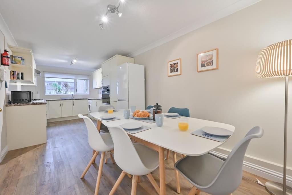 Apartment Spacious Sandbanks Near And Bars With Free Parking
